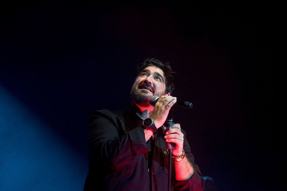 El cantante Antonio Orozco durante un concierto en el teatro Principal de Mahón, Menorca.