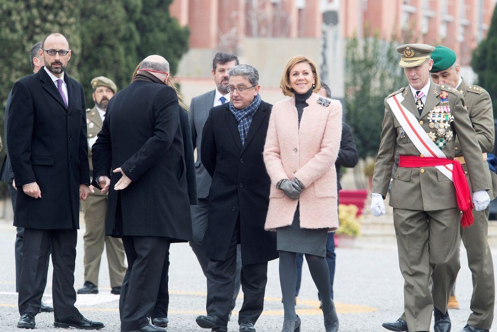 La ministra de Defensa, María Dolores de Cospedal, entre el teniente general inspector general del Ejército, Fernando Aznar, y el delegado del Gobierno en Cataluña, Enric Millo, en el cuartel del Bruc de Barcelona.