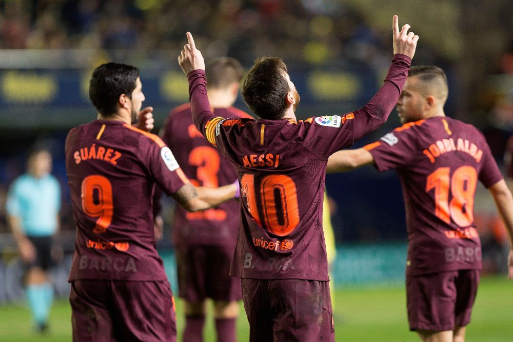 El delantero del FC Barcelona Leo Messi (2-d) celebra tras .marcar el segundo gol ante el Villarreal.