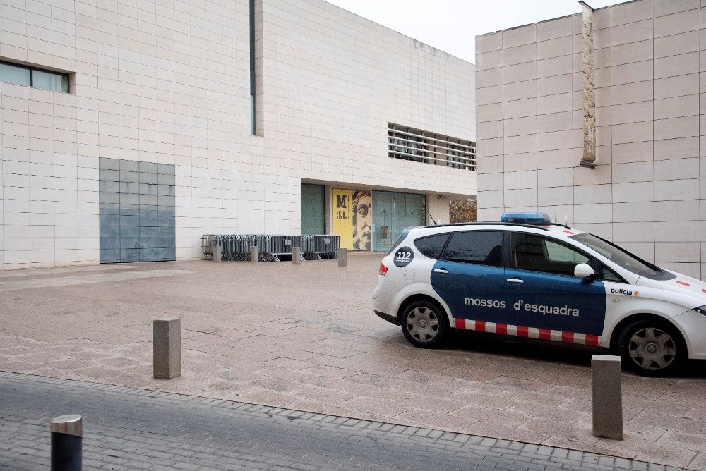 Un coche de los Mossos de Esquadra vigila el exterior del Museo de Lleida, hoy, lunes.