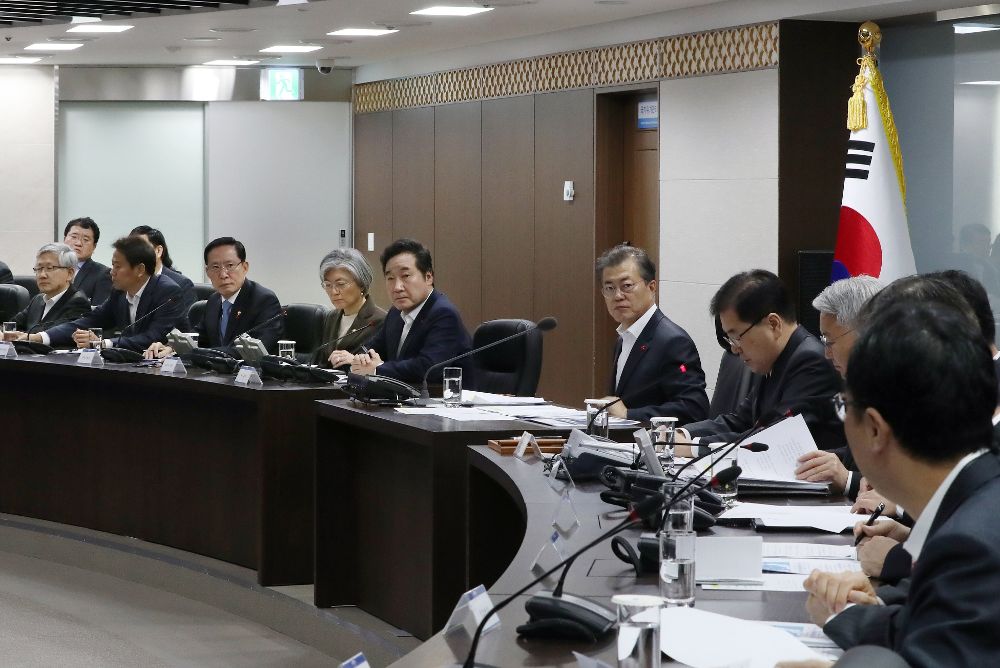 Reunión del Consejo de Seguridad Nacional de Corea del Sur en Cheong Wa Dae (Oficina Ejecutiva de la Casa Azul) en Seúl (Corea del Sur). El presidente Moon discutió medidas contra el lanzamiento por parte de Corea del Norte de un misil balístico intercontinental. 