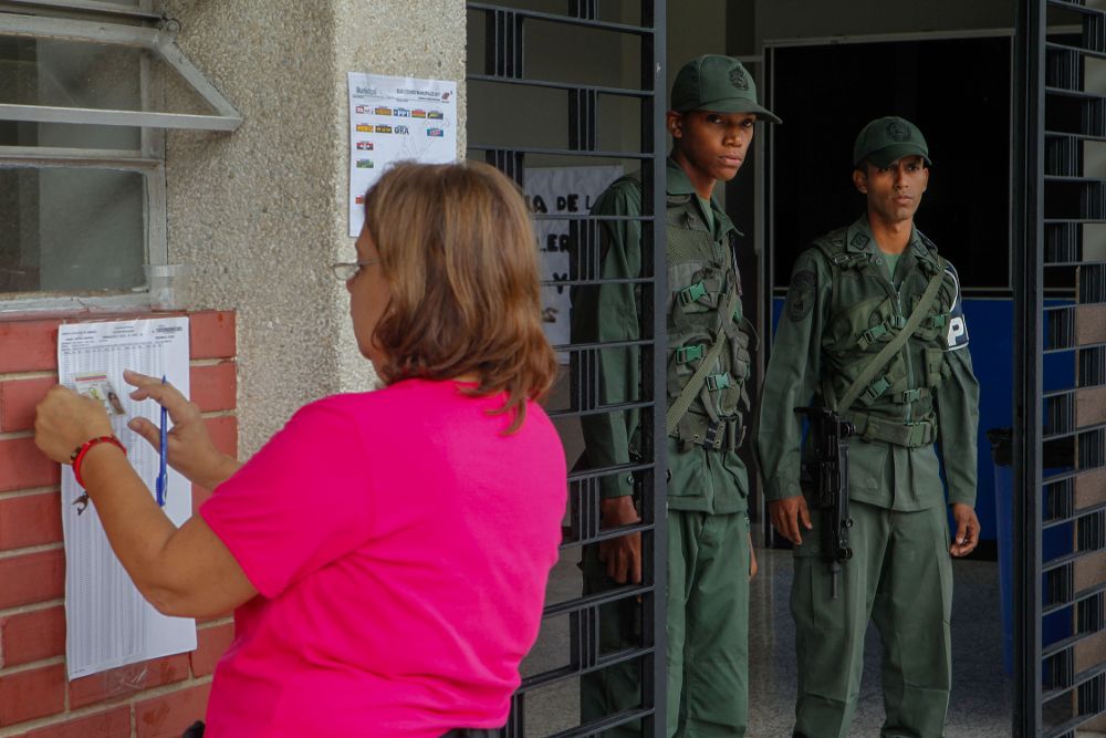 Una mujer llega a votar en las elecciones municipales en Caracas (Venezuela). 