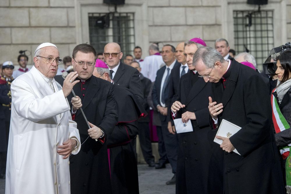 El papa Francisco (i) oficia una ceremonia ante la Columna de la Inmaculada Concepción en la plaza de España en Roma.
