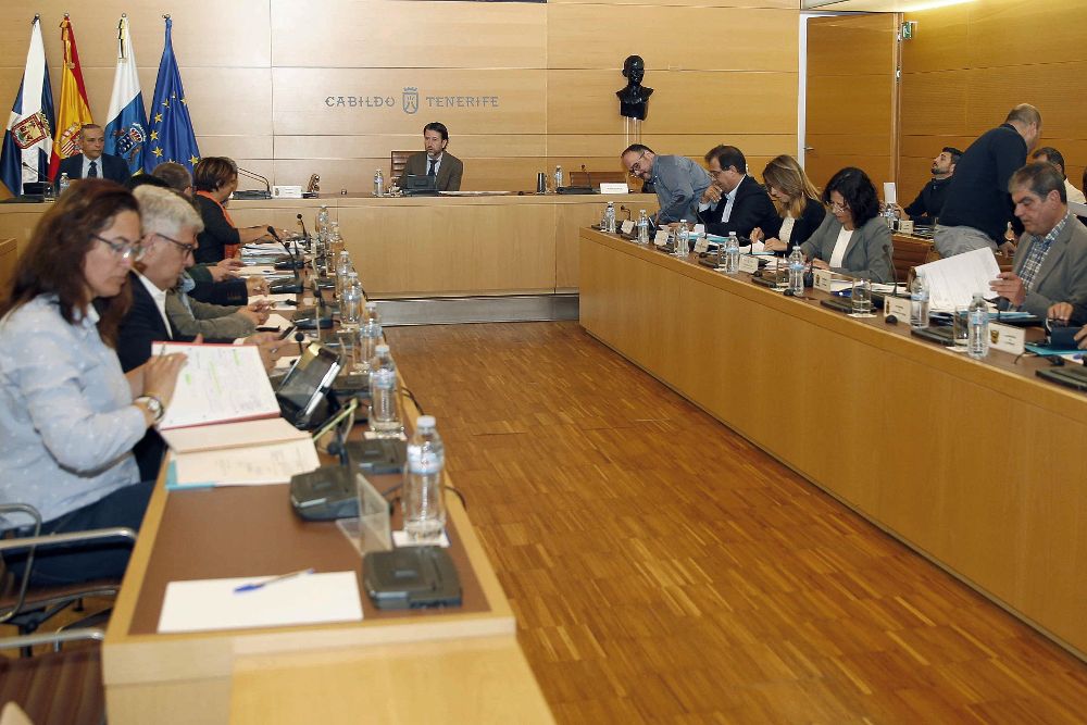 El presidente del Cabildo de Tenerife, Carlos Alonso (c), presidió hoy la reunión del Consejo Insular de Administración Territorial para analizar el presupuesto del Cabildo para 2018.