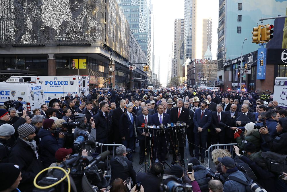 El gobernador de Nueva York, Andrew Cuomo (c), comparece ante los medios de comunicación.