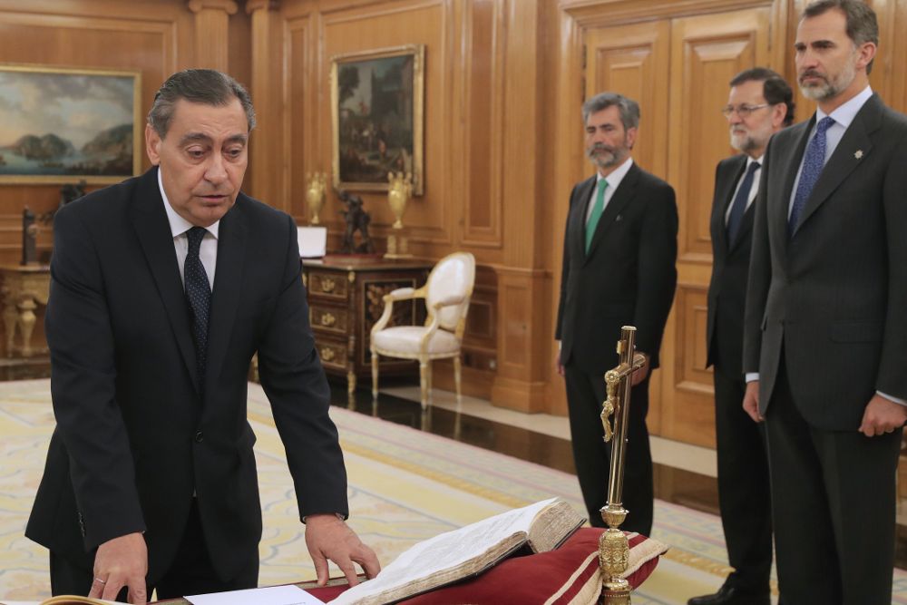 El nuevo fiscal general del Estado, Julián Sánchez Melgar (i), jura o promete su cargo ante el rey Felipe VI, ayer en el Palacio de la Zarzuela. 