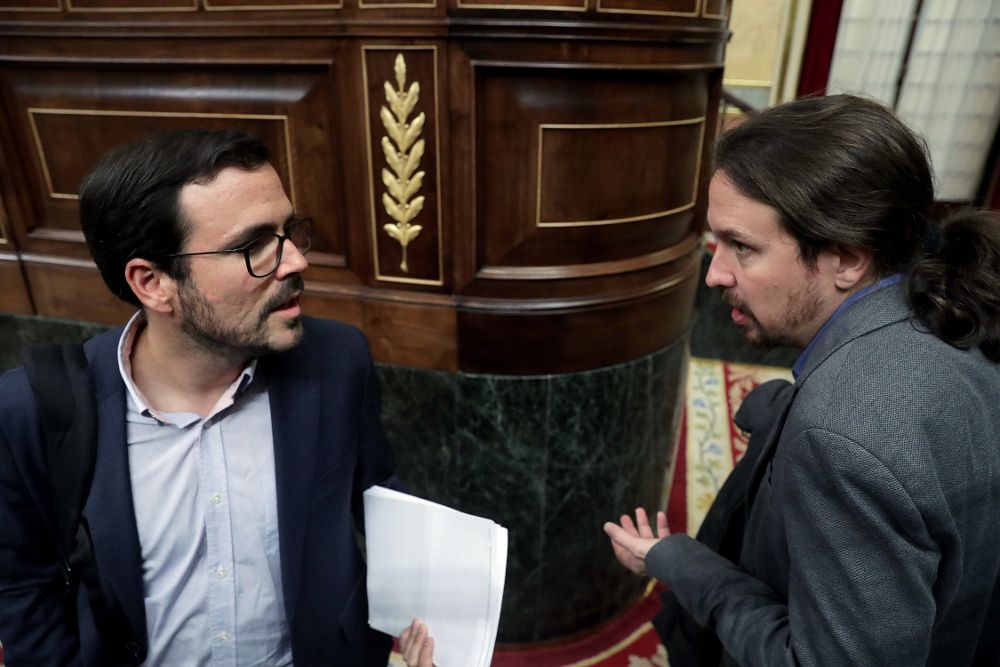 El secretario general de Podemos, Pablo Iglesias (d), conversa con el líder de IU, Alberto Garzón, momentos antes del inicio hoy del pleno del Congreso de los Diputados.