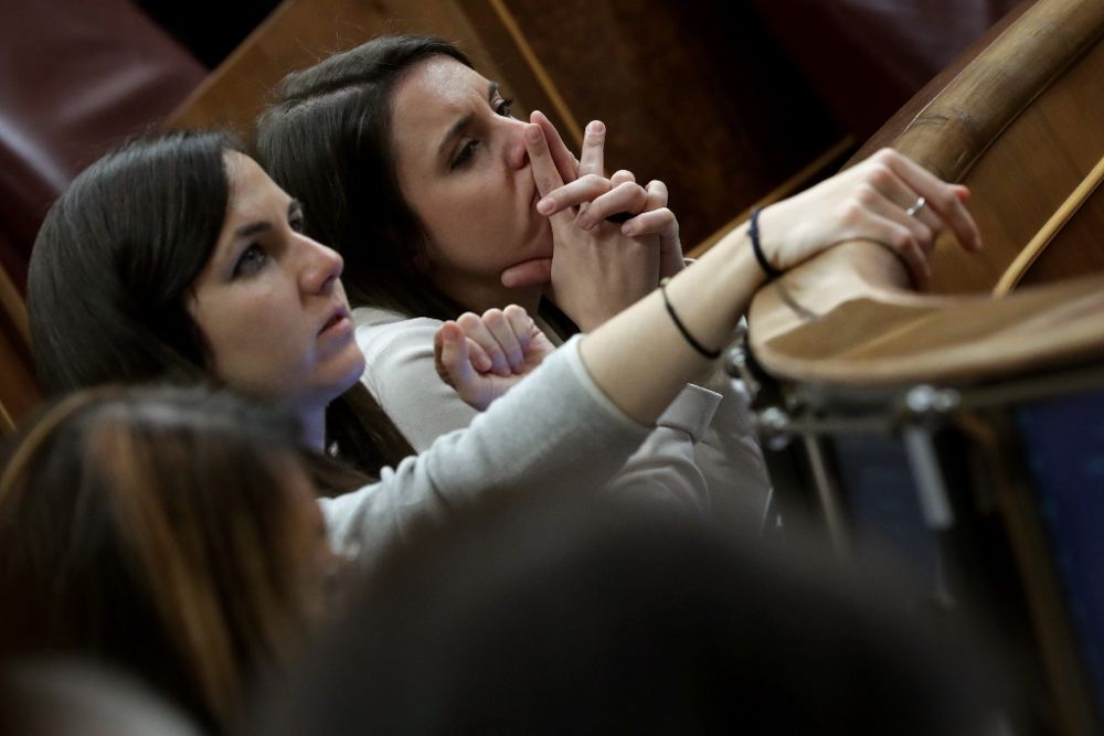 Las diputadas de Podemos Ione Belarra (i) e Irene Montero, durante el pleno del Congreso de los Diputados.