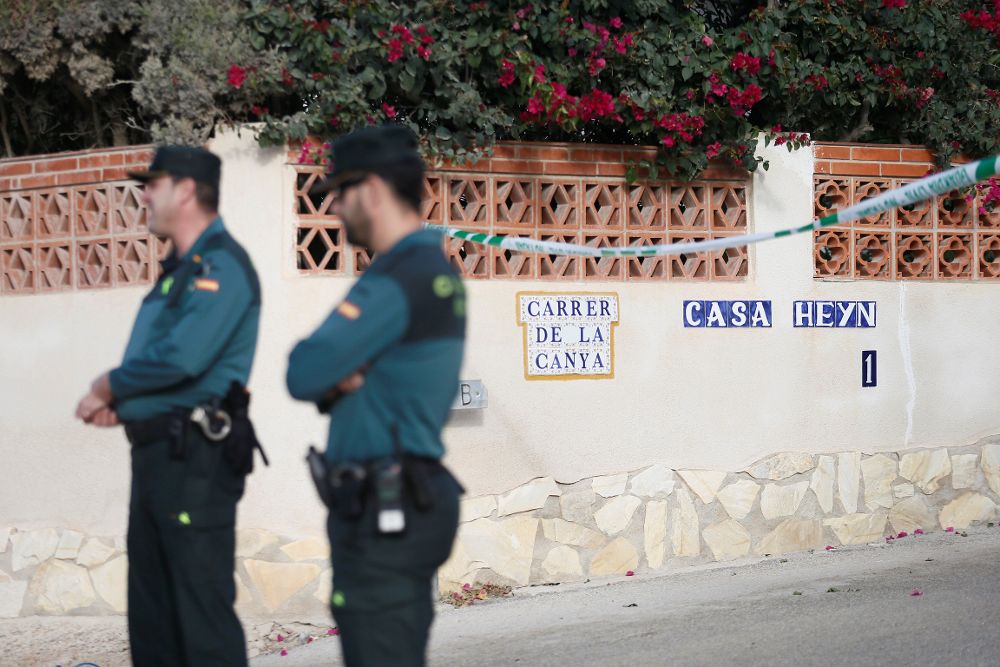 Dos guardias civiles custodian la entrada de la casa donde se produjo un asesinato en noviembre en Vinaroz.