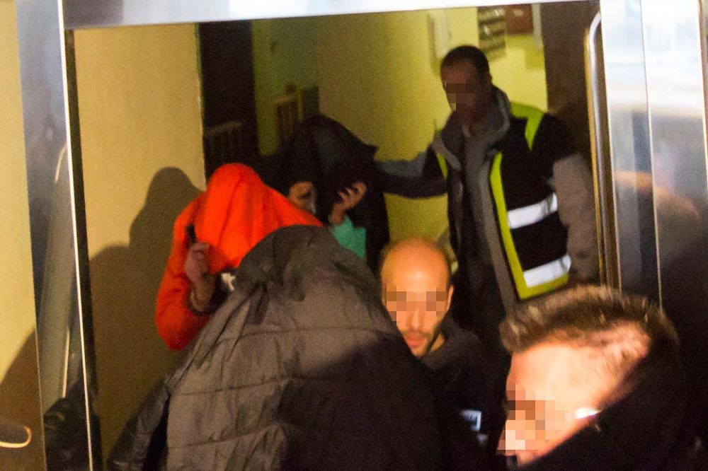 Salida de los acusados, tres jugadores de la Arandina Club de Fútbol, de su vivienda, que ha sido registrada, tras ser detenidos después de que una joven les denunciara por abusos en una comisaría de Madrid.