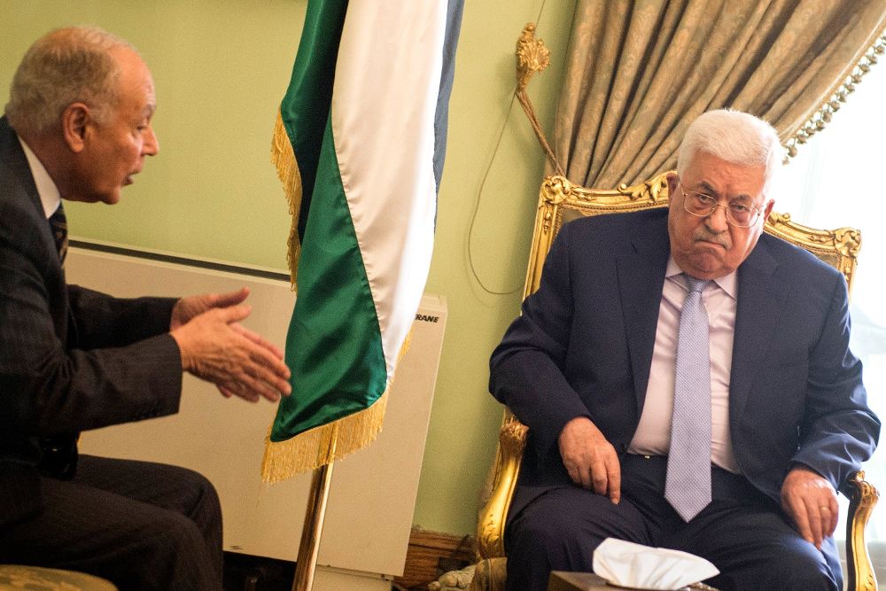 El secretario general de la Liga Árabe, Aboul Gheit (i) y el presidente palestino, Mahmud Abás.
