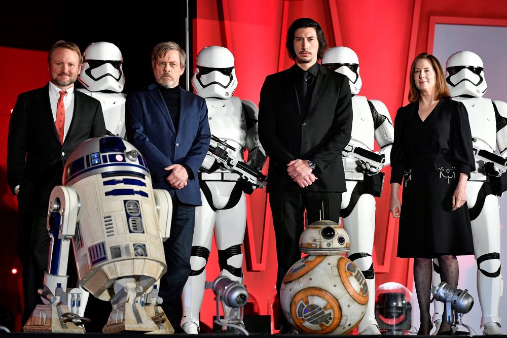 Los actores estadounidenses y miembros del reparto Mark Hamill (2-i) y Adam Driver (2-d), el director de cine estadounidense Rian Johnson (i) y la productora de cine estadounidense Kathleen Kennedy (d) posan para los fotógrafos durante un evento por la película "Star Wars: Episodio VIII - Los últimos Jedi" en Tokio.