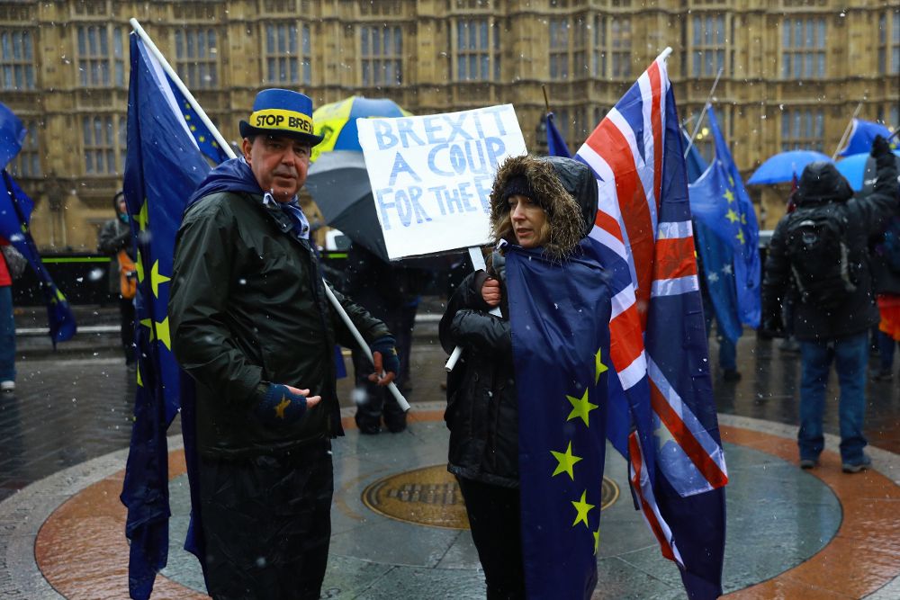 Personas contrarias al "brexit" se manifiestan frente al Palacio de Westminster, en Londres, Reino Unido, el pasado lunes.