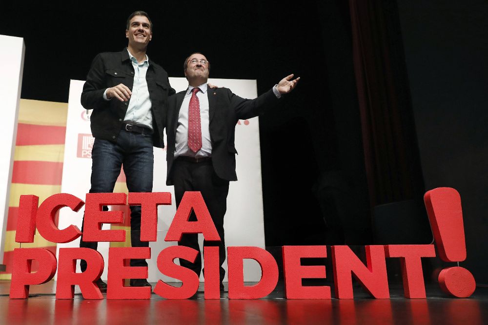 El candidato del PSC a la presidencia de la Generalitat, Miquel Iceta (d), acompañado del secretario general del PSOE, Pedro Sánchez durante un mitin electoral en Lleida.