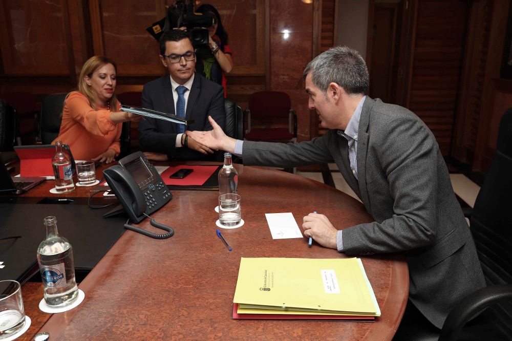 El presidente del Gobierno de Canarias, Fernando Clavijo (d), el vicepresidente, Pablo Rodríguez (c), y la consejera de Hacienda, Rosa Dávila.