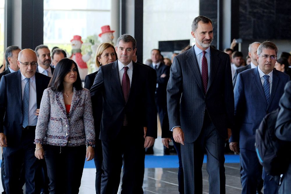 El rey, acompañado por el presidente del Gobierno canario, Fernando Clavijo (2i), y la presidenta del Parlamento Canario, Carolina Darias (i), a su llegada este mediodía al V Foro Internacional del Turismo de Maspalomas.