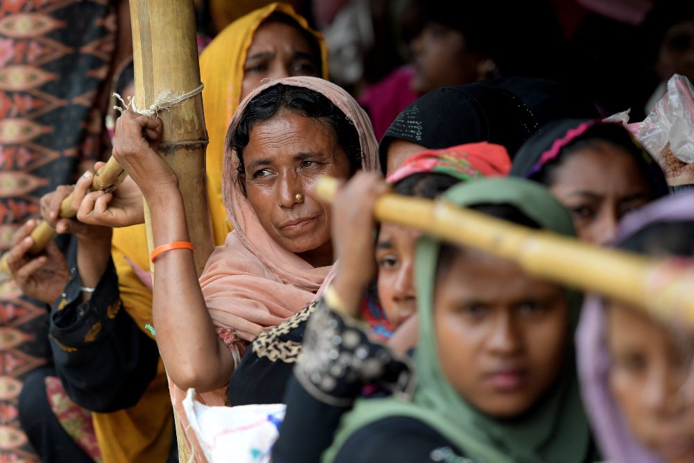 Refugiadas rohinyás permanecen en fila para recibir asistencia en el campamento de Balukhali, en la provincia de Cox's Bazar, Bangladesh.