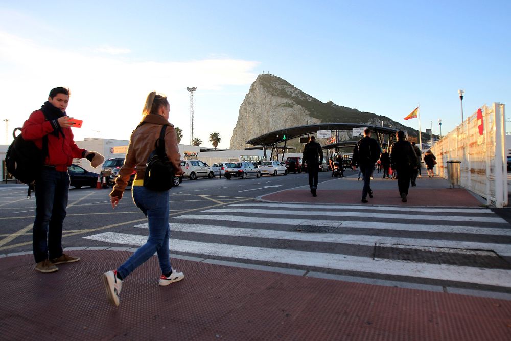 La verja de Gibraltar conmemora hoy el 35 aniversario de su apertura a los peatones, un día que se vivió con una inmensa alegría.