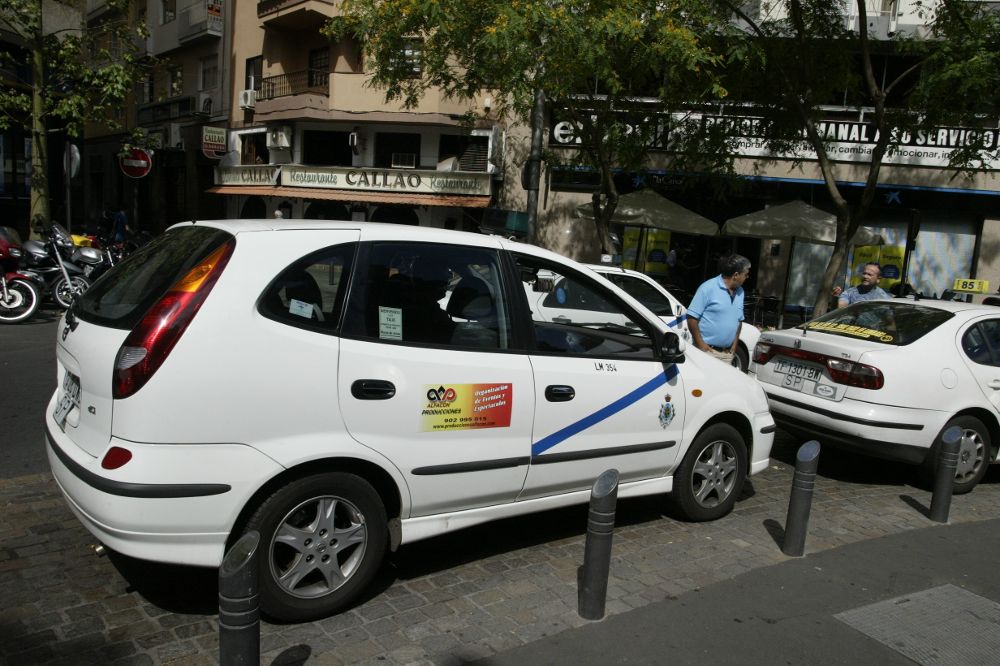 La convivencia entre los taxis y los coches de alquiler con conductor necesita una regulación muy afinada. 