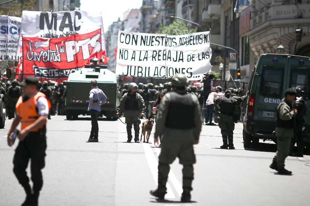 Fuerzas de gendarmería y de la Policía Federal Argentina custodian los alrededores del Congreso argentino para contener a un grupo de manifestantes contra la reforma de las pensiones.