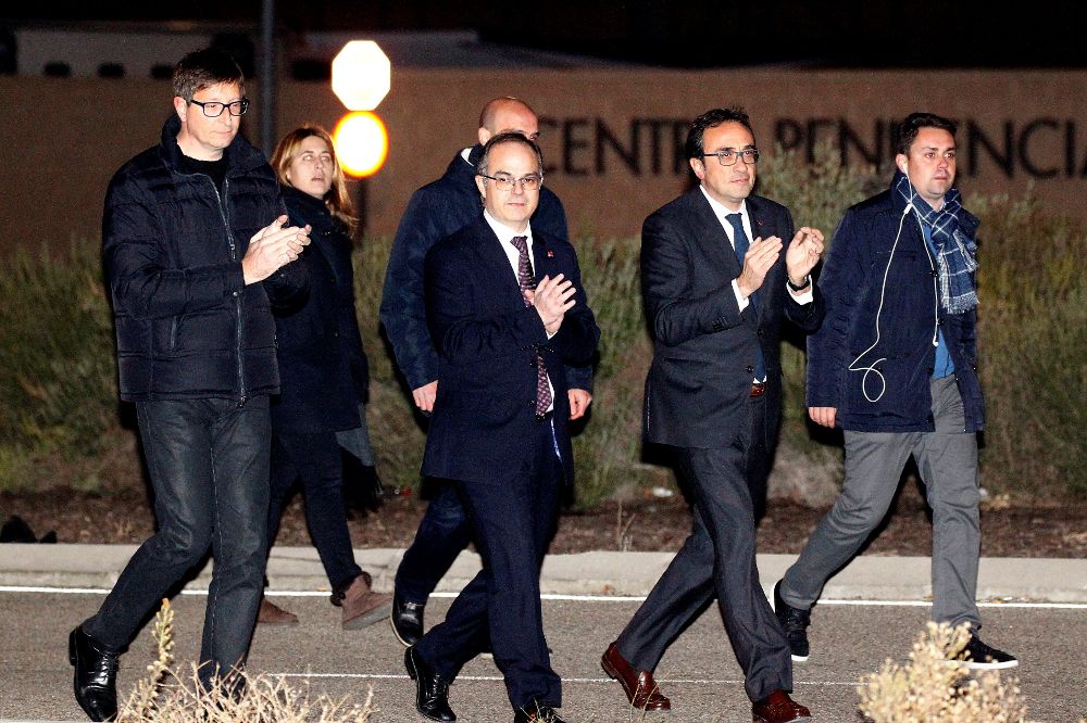 Los exconsellers de la Generalitat Carles Mundó (i), Josep Rull (2d) y Jordi Turull (c), a su salida de la prisión de Estremera (Madrid).