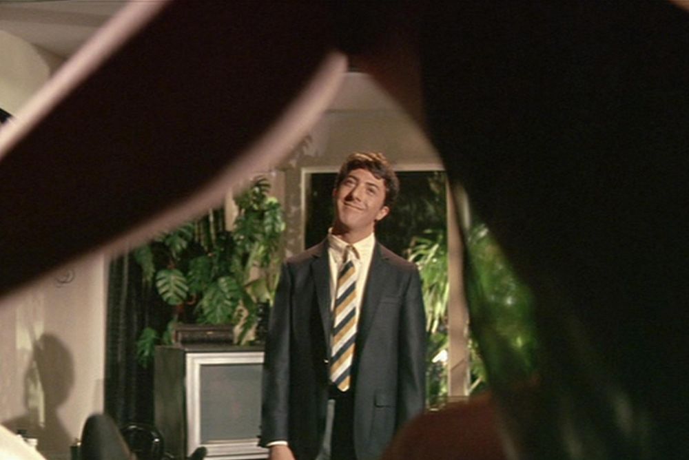 Dustin Hoffman miraa Anne Bancroft durante una escena de la película "El graduado".