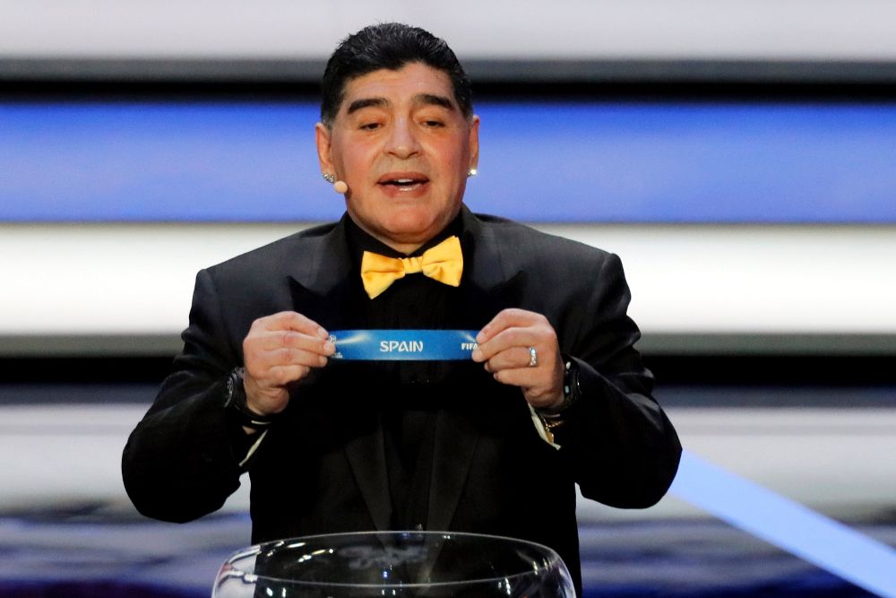 El exfutbolista argentino Diego Armando Maradona muestra la papeleta de España durante el sorteo del Mundial de Rusia 2018.