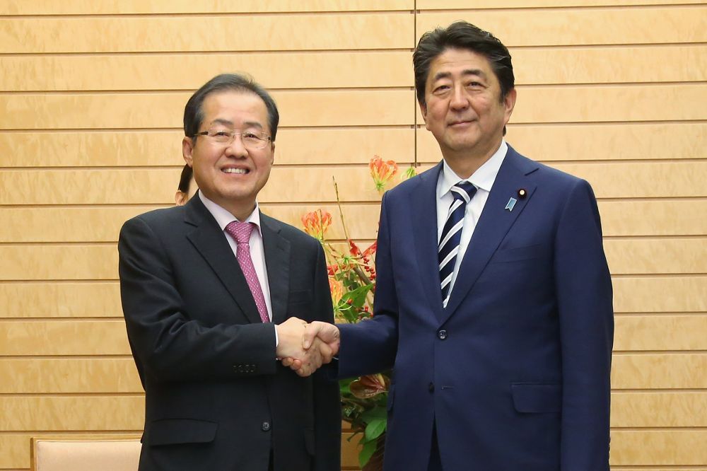 El líder de la oposición de Corea del Sur, Hong Joon-pyo (i), durante su encuentro con el primer ministro de Japón, Shinzo Abe.