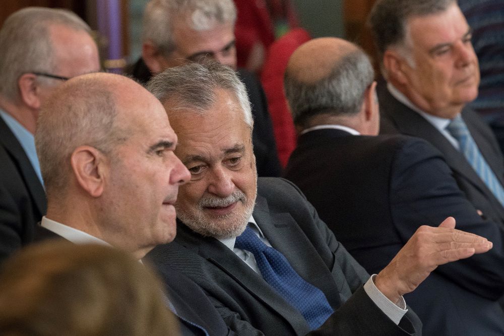 Los expresidentes Manuel Chaves (i) y José Antonio Griñán, conversan al comienzo de la tercera sesión del juicio de la pieza política de los ERE.