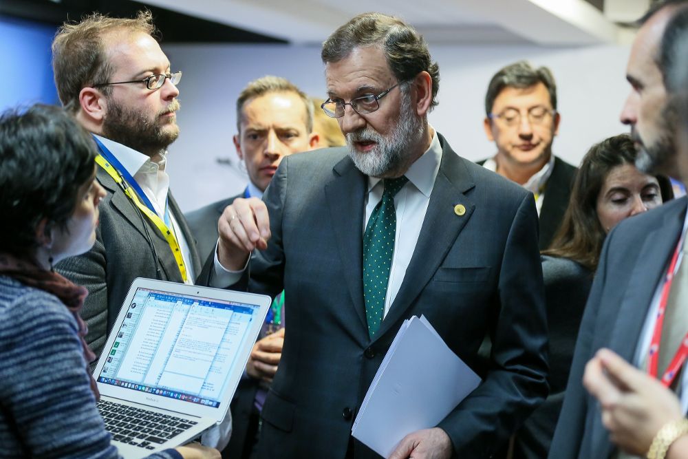 El presidente del Gobierno español, Mariano Rajoy, se dirige a los medios al finalizar la segunda jornada de la cumbre europea en Bruselas.