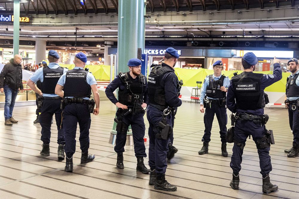 La Policía patrulla en el interior del aeropuerto de Schiphol desalojado.