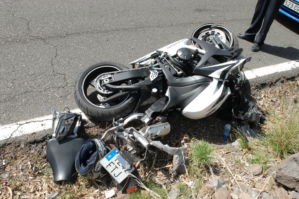 Estado en el que quedó la moto accidentada ayer en Gran Canaria. Un hombre de 29 años murió en la carretera que une Santa Lucía con Vecindario, en la carretera GC-65.