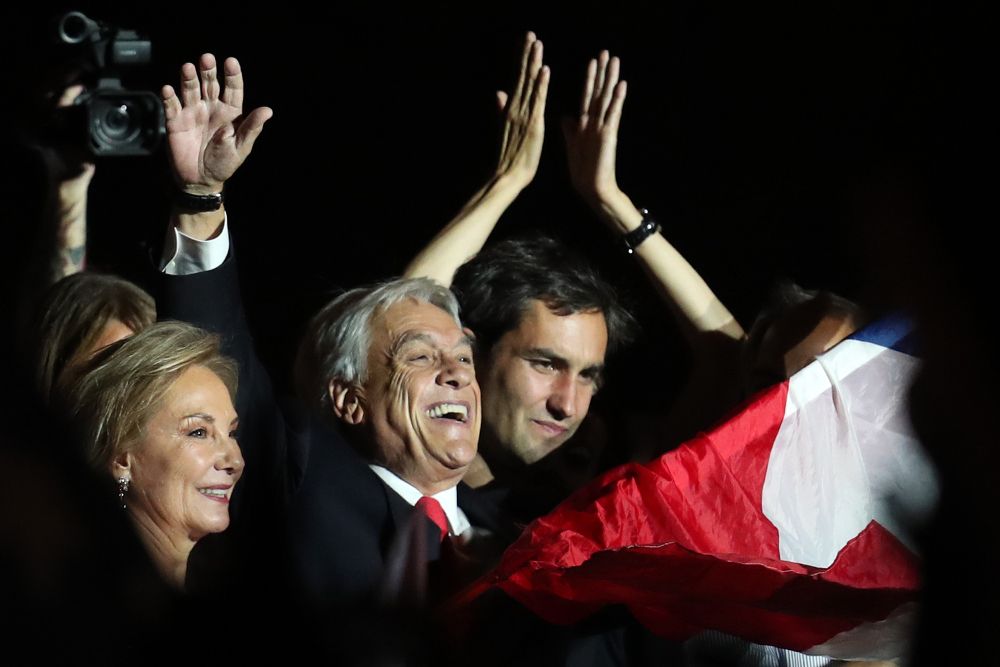 El presidente electo de la coalición Chile Vamos, Sebastián Piñera (c), acompañado por su esposa Cecilia Morel (i), saluda a un grupo de simpatizantes tras ganar en los comicios.