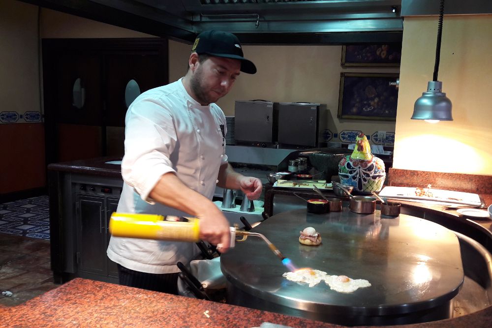 Diego Schattenhofer, chef ejecutivo del hotel Villa Cortés, en Playa de las Américas, preparando unos huevos.
