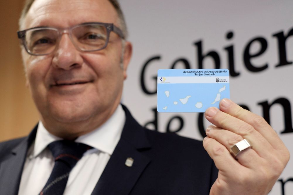El consejero de Sanidad del Gobierno de Canarias, José Manuel Baltar, muestra la nueva tarjeta.