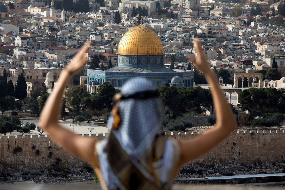 Una turista americana contempla la explanada del casco antiguo de Jerusalén, donde se localiza la Explanada de las Mezquitas, conocido como Haram el-Sharif (El Noble Santuario) por los musulmanes.