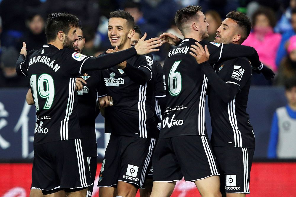 El centrocampista del Real Betis Víctor Camarasa (d) celebra con sus compañeros su gol, segundo del equipo ante el Málaga CF, durante el partido de la decimosexta jornada de LaLiga Santander de Primera División que se disputa esta noche en el estadio de La Rosaleda, en Málaga.
