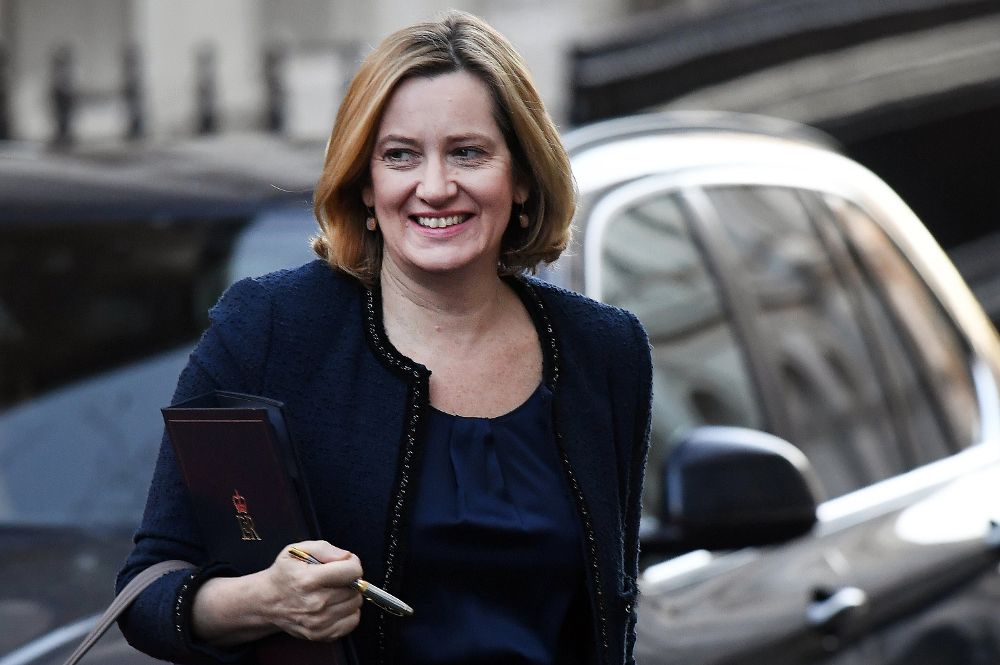 La ministra de Interior británica, Amber Rudd, sonríe a su llegada a una reunión del gabinete de Gobierno en Londres .