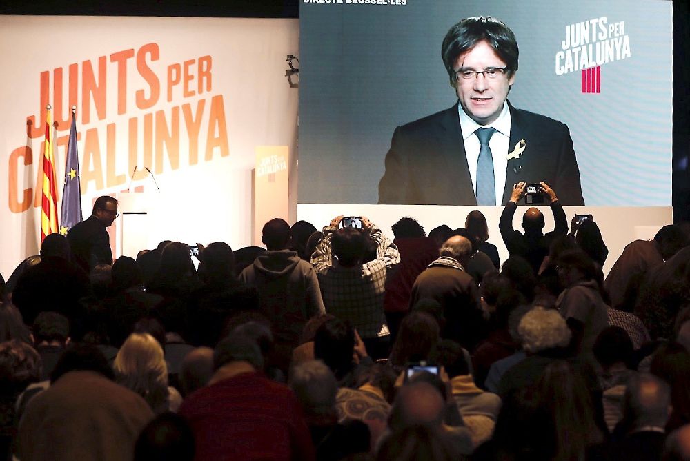 El expresidente Carles Puigdemont participa por videoconferencia en el acto electoral que Junts per Catalunya celebró ayer en Lleida.
