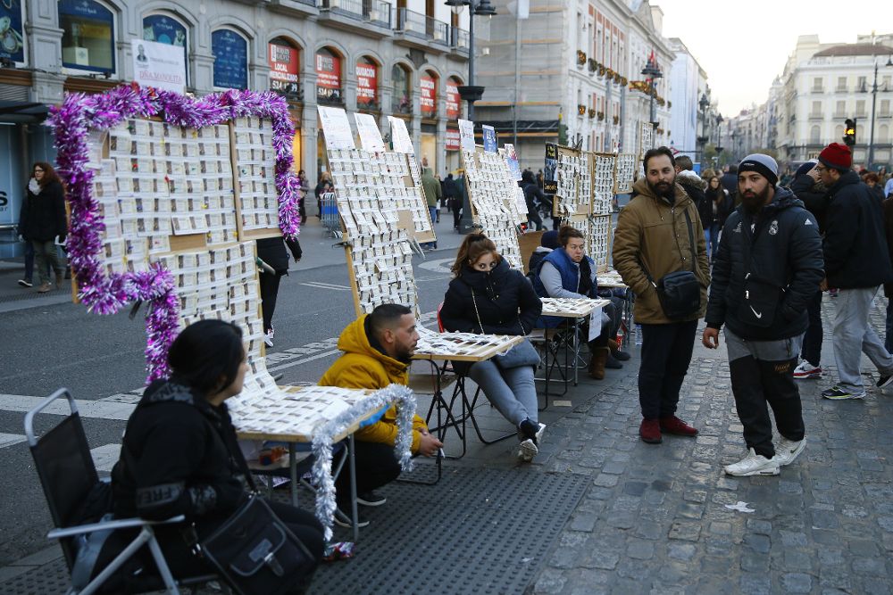 Puestos de lotería en la Puerta del Sol de Madrid en las jornadas previas al sorteo de Navidad.