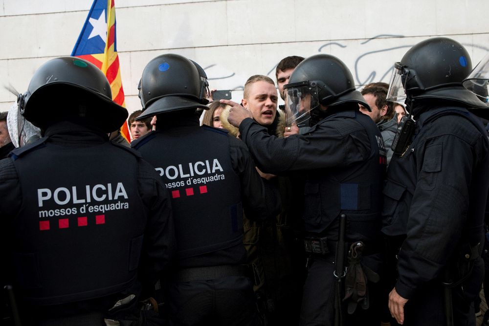 Agentes de los Mossos d'Esquadra evitan acercarse a partidarios independentistas al acto de campaña con presidente del Gobierno, Mariano Rajoy, en Lleida.