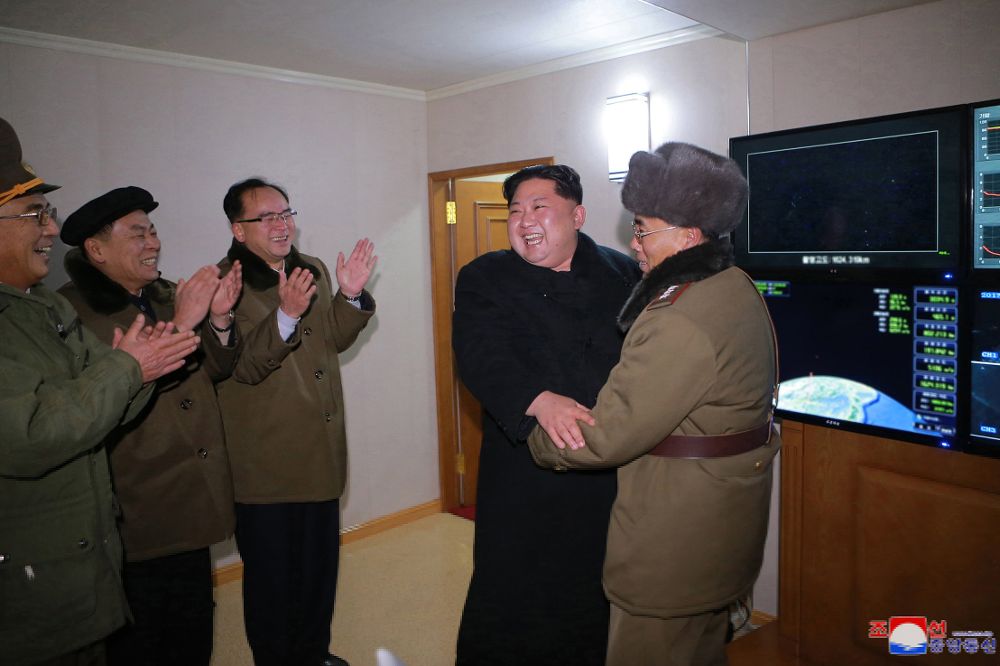 El líder norcoreano, Kim Jong-un (2d).