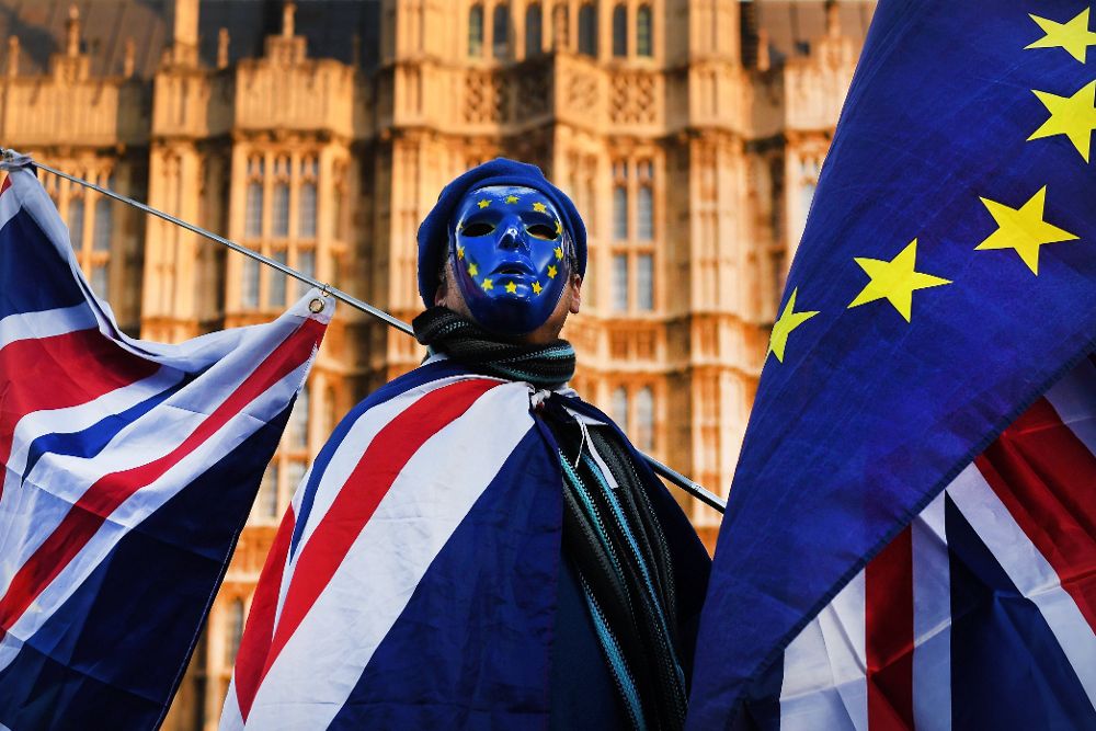 Un activista pro Unión Europea se manifiesta a las puertas del Parlamento británico en Londres.