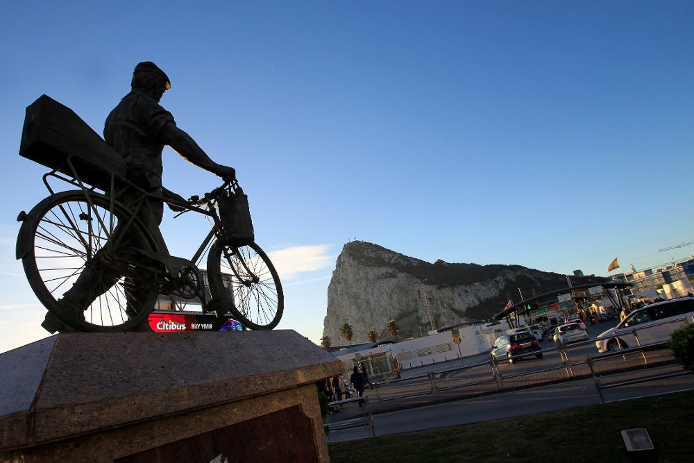Monumento en homenaje a los españoles que trabajan en Gibraltar expuesto en la frontera de la línea de a Concepción (Cádiz), cuando se conmemora hoy el 35 aniversario de apertura de la "verja" a los peatones.