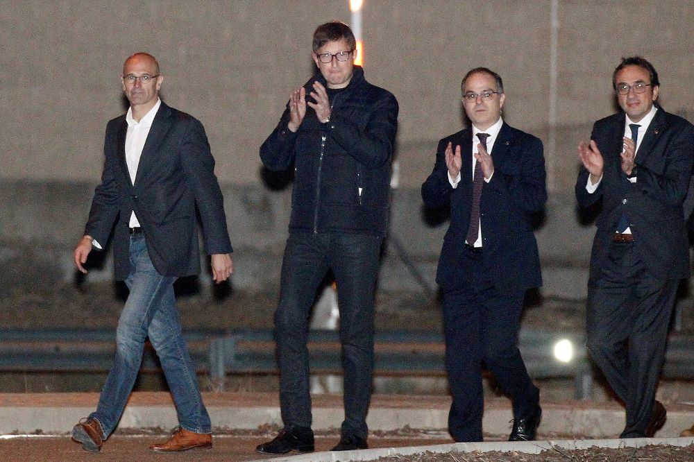 Los exconsellers de la Generalitat Raül Romeva (i), Carles Mundó (2i), Jordi Turull (2d), y Josep Rull, a su salida de la prisión de Estremera (Madrid).