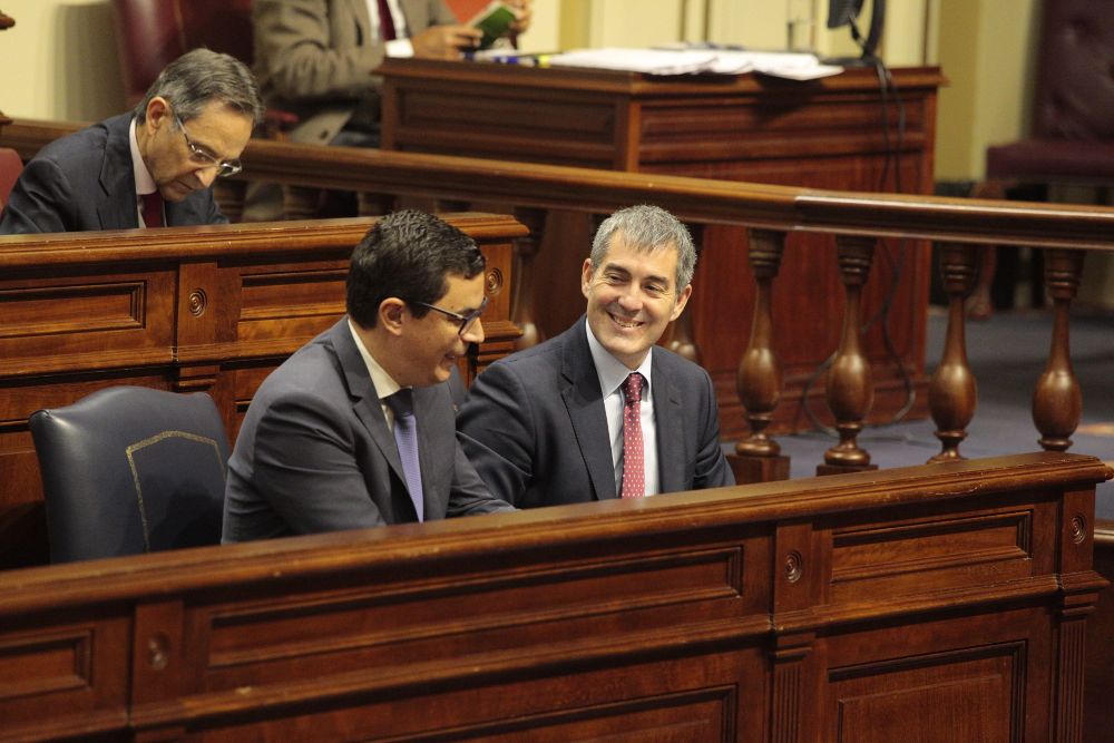 Fernando Clavijo (d), ayer, en el Pleno del Parlamento.