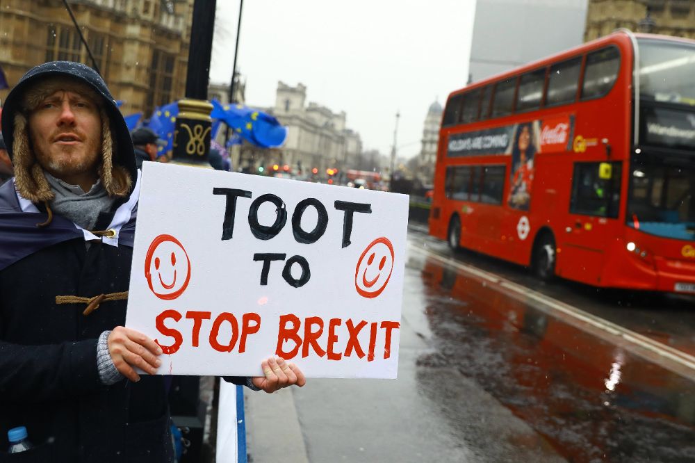 Personas contrarias al "brexit" se manifiestan frente al Palacio de Westminster en Londres.