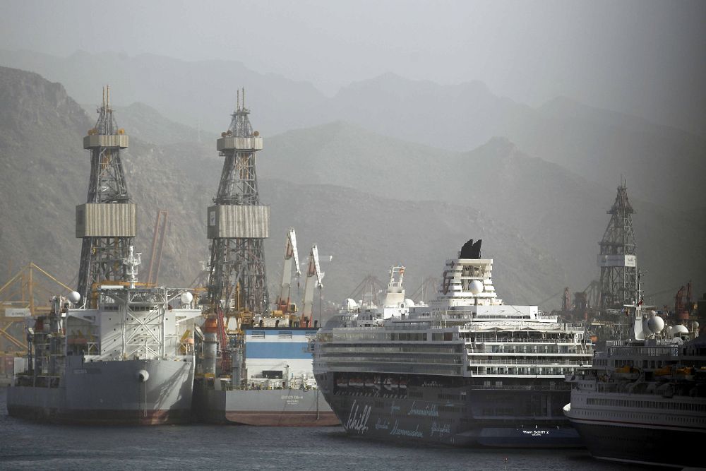 Plataformas petrolíferas en el puerto de Santa Cruz en marzo pasado.