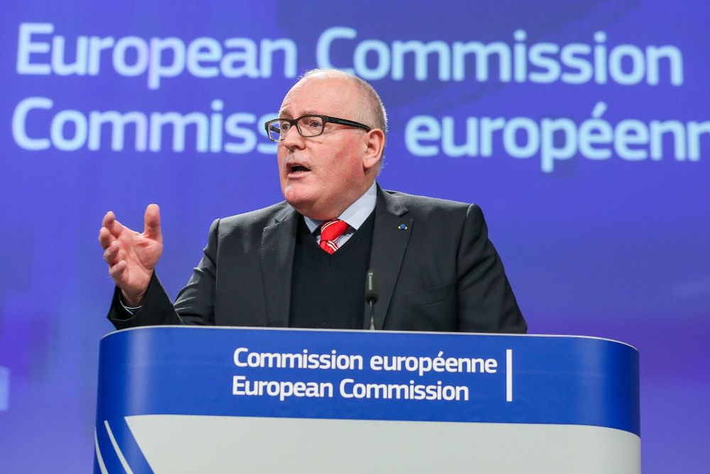 El vicepresidente de la Comisión Europea, Frans Timmermans, ofrece una rueda de prensa en Bruselas.