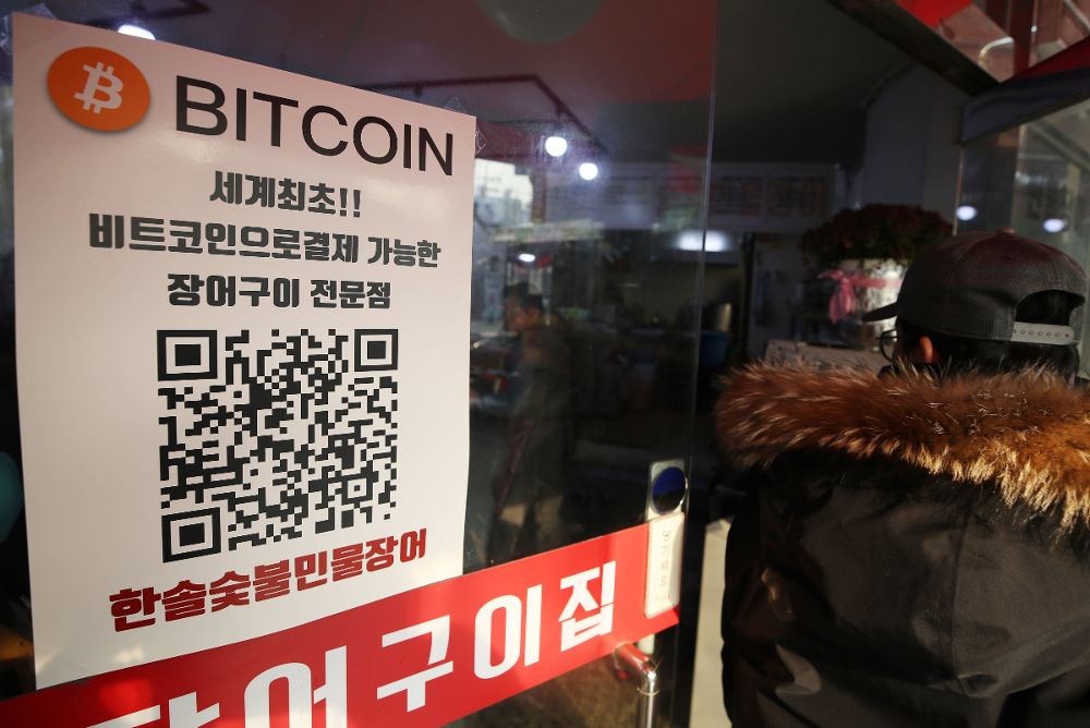 Un restaurante en Seúl anuncia en su escaparate que acepta bitcóins como moneda de pago.